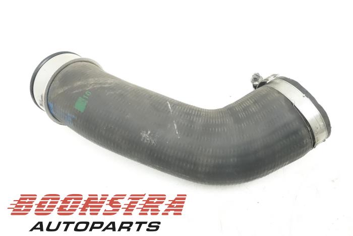 Gebruikte Intercooler Buis Volkswagen Transporter T5 2.0 TDI BlueMotion Prijs € 30,19 Inclusief btw aangeboden door Boonstra Autoparts