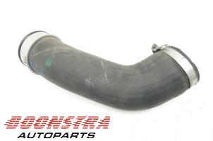 Gebruikte Intercooler Buis Volkswagen Transporter T5 2.0 TDI BlueMotion Prijs € 30,19 Inclusief btw aangeboden door Boonstra Autoparts