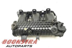 Gebruikte Inlaatspruitstuk Peugeot 2008 (CU) 1.2 12V e-THP PureTech 110 Prijs € 39,00 Margeregeling aangeboden door Boonstra Autoparts