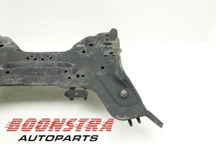 Subframe van een Peugeot RCZ (4J) 2.0 HDi 16V FAP 2014