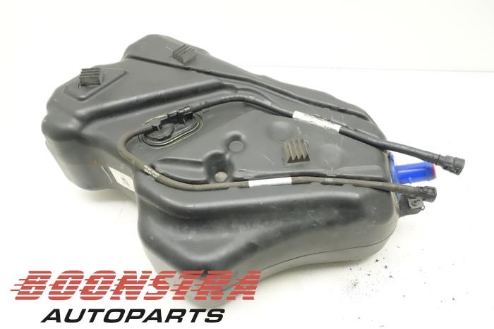 Adblue tank van een Land Rover Range Rover IV (LG) 4.4 SDV8 32V 2015