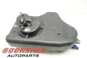 Gebruikte Ureumreservoir Landrover Range Rover IV (LG) 4.4 SDV8 32V Prijs € 199,00 Margeregeling aangeboden door Boonstra Autoparts