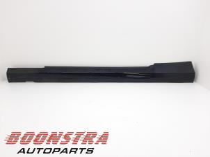 Gebruikte Sideskirt links Chevrolet Camaro 3.6 V6 45th Anniversary Edition Prijs € 99,00 Margeregeling aangeboden door Boonstra Autoparts