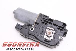 Gebruikte Schuifdak Motor Mercedes E (W213) E-350e 2.0 Turbo 16V Prijs € 79,95 Margeregeling aangeboden door Boonstra Autoparts