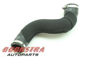 Gebruikte Intercooler Slang Porsche Macan (95B) 2.0 16V Turbo Prijs € 29,95 Margeregeling aangeboden door Boonstra Autoparts