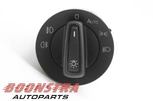 Gebruikte Schakelaar Licht Skoda Octavia Combi (5EAC) 1.5 TSI Evo 16V Prijs € 24,95 Margeregeling aangeboden door Boonstra Autoparts