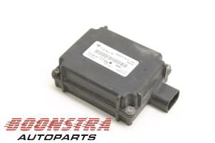 Gebruikte Garagedeur opener Tesla Model S 60 Prijs € 39,00 Margeregeling aangeboden door Boonstra Autoparts