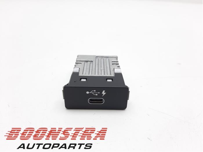 AUX/USB aansluiting van een BMW 2 serie Gran Coupe (F44) 218i 1.5 TwinPower Turbo 12V 2021