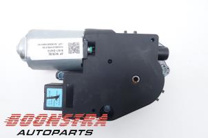 Gebruikte Schuifdak Motor Kia Optima Sportswagon (JFF) 1.6 T-GDi 16V Prijs € 149,95 Margeregeling aangeboden door Boonstra Autoparts