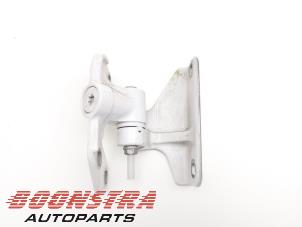 Gebruikte Scharnier deur rechts-voor Mercedes Actros Prijs € 60,44 Inclusief btw aangeboden door Boonstra Autoparts