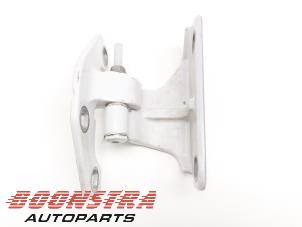 Gebruikte Scharnier deur rechts-voor Mercedes Actros Prijs € 60,44 Inclusief btw aangeboden door Boonstra Autoparts