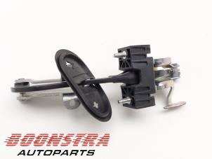 Gebruikte Deurvanger 4Deurs links-achter Peugeot Boxer (U9) Prijs € 30,19 Inclusief btw aangeboden door Boonstra Autoparts