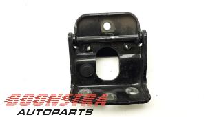 Gebruikte Scharnier Achterklep Mercedes Vito (447.6) 2.2 114 CDI 16V Prijs € 36,24 Inclusief btw aangeboden door Boonstra Autoparts