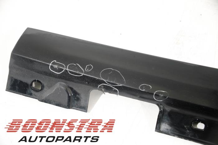 Zijskirt links van een Mercedes-Benz E (W212) E-200 CDI 16V BlueEfficiency,BlueTEC 2014