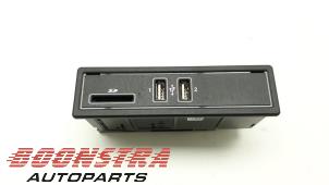 Gebruikte AUX/USB aansluiting Mercedes GLC (X253) 2.2 220d 16V BlueTEC 4-Matic Prijs € 47,95 Margeregeling aangeboden door Boonstra Autoparts