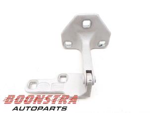 Gebruikte Achterklep Scharnier Landrover Range Rover IV (LG) 4.4 SDV8 32V Prijs € 29,95 Margeregeling aangeboden door Boonstra Autoparts