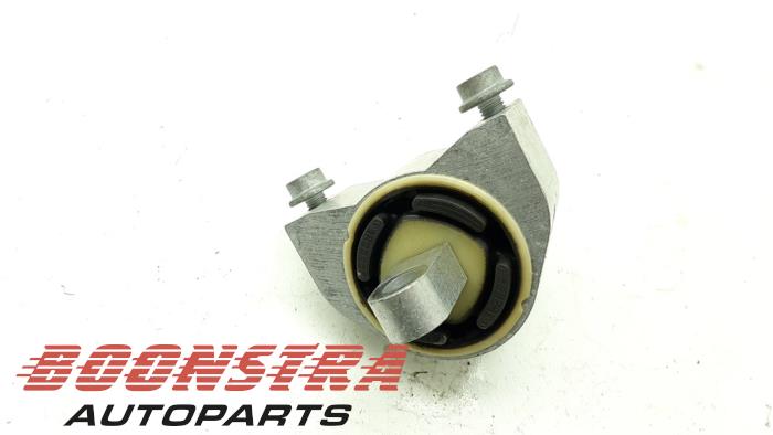 Gebruikte Motorrubber Porsche Taycan (Y1A) 4S Prijs € 79,95 Margeregeling aangeboden door Boonstra Autoparts