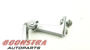 Gebruikte Scharnier deur links-achter Porsche Taycan (Y1A) 4S Prijs € 29,95 Margeregeling aangeboden door Boonstra Autoparts