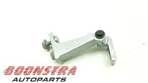 Gebruikte Scharnier deur links-achter Porsche Taycan (Y1A) 4S Prijs € 29,95 Margeregeling aangeboden door Boonstra Autoparts