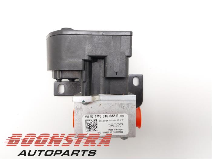 Gebruikte Diversen Porsche Taycan (Y1A) 4S Prijs € 69,95 Margeregeling aangeboden door Boonstra Autoparts