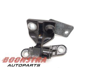 Gebruikte Scharnier deur links-achter Mercedes C Combi (S203) 3.0 C-280 V6 24V Prijs € 29,95 Margeregeling aangeboden door Boonstra Autoparts