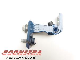 Gebruikte Scharnier deur rechts-achter Cupra Born 58 Prijs € 24,95 Margeregeling aangeboden door Boonstra Autoparts