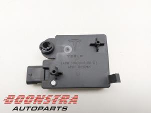 Gebruikte Bandenspanning module Tesla Model 3 Standard RWD Plus 60 kWh Prijs € 28,95 Margeregeling aangeboden door Boonstra Autoparts