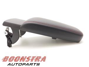 Gebruikte Armleuning Mercedes CLA (117.3) 1.6 CLA-200 16V Prijs € 79,95 Margeregeling aangeboden door Boonstra Autoparts