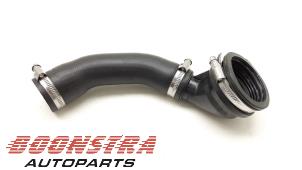 Gebruikte Intercooler Slang Peugeot 3008 II (M4/MC/MJ/MR) 1.6 16V Hybrid Prijs € 29,95 Margeregeling aangeboden door Boonstra Autoparts