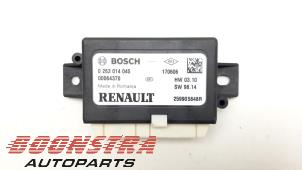 Gebruikte PDC Module Renault Clio IV Estate/Grandtour (7R) 1.5 Energy dCi 90 FAP Prijs € 29,95 Margeregeling aangeboden door Boonstra Autoparts