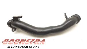 Gebruikte Intercooler Slang Peugeot 3008 II (M4/MC/MJ/MR) 1.6 16V Hybrid Prijs € 29,95 Margeregeling aangeboden door Boonstra Autoparts