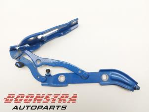 Gebruikte Kofferdeksel Scharnier BMW 2 serie (F22) M235i 3.0 24V Prijs € 24,95 Margeregeling aangeboden door Boonstra Autoparts