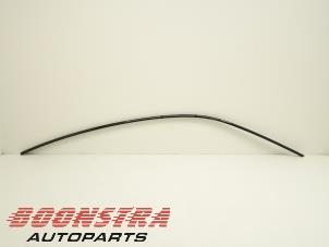 Gebruikte Daklijst rechts Porsche Taycan (Y1A) 4S Prijs € 119,95 Margeregeling aangeboden door Boonstra Autoparts
