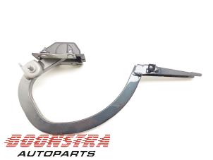 Gebruikte Kofferdeksel Scharnier BMW 5 serie (G30) M5 xDrive 4.4 V8 32V TwinPower Turbo Prijs € 39,95 Margeregeling aangeboden door Boonstra Autoparts