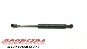 Gebruikte Kofferdekseldemper rechts-achter Maserati Spyder 4.2 V8 32V Prijs € 29,95 Margeregeling aangeboden door Boonstra Autoparts