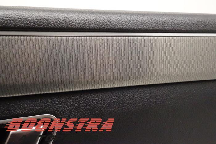 Portierbekleding 4Deurs rechts-achter van een Mercedes-Benz E Estate (S212) E-200 CDI 16V BlueEfficiency,BlueTEC 2015