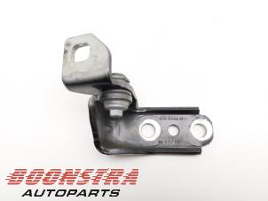 Gebruikte Scharnier deur rechts-voor Ford Transit Courier 1.5 TDCi 75 Prijs € 36,24 Inclusief btw aangeboden door Boonstra Autoparts