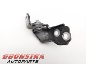 Gebruikte Scharnier deur rechts-voor Ford Transit Courier 1.5 TDCi 75 Prijs € 36,24 Inclusief btw aangeboden door Boonstra Autoparts