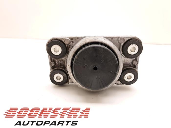 Motorsteun van een Land Rover Range Rover IV (LG) 4.4 SDV8 32V 2015