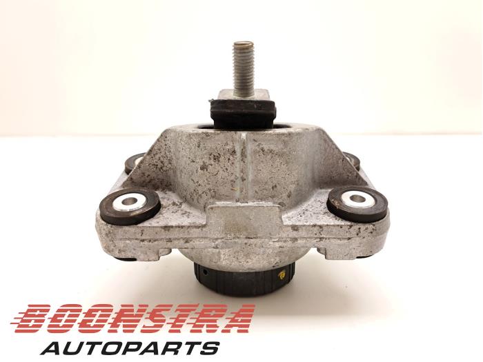 Motorsteun van een Land Rover Range Rover IV (LG) 4.4 SDV8 32V 2015