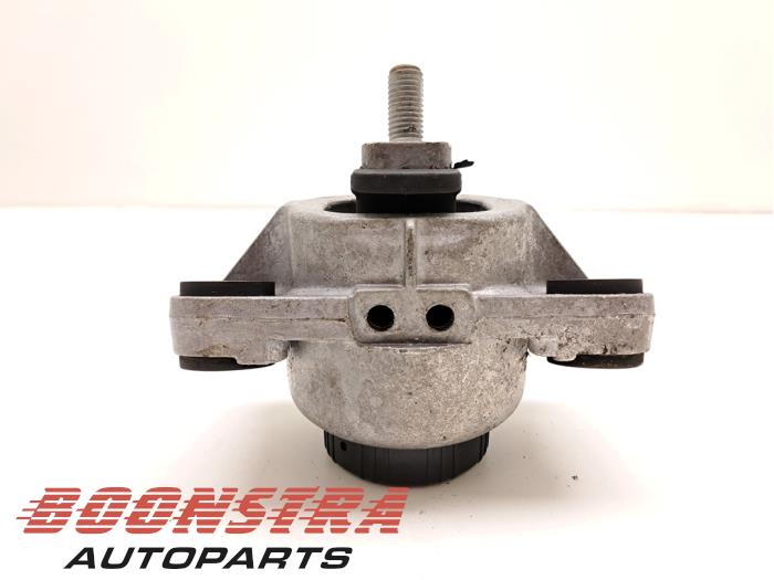 Motorsteun van een Land Rover Range Rover IV (LG) 4.4 SDV8 32V 2015