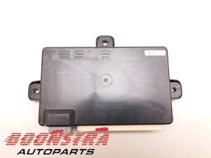 Gebruikte Deur module Tesla Model X 100D Prijs € 99,95 Margeregeling aangeboden door Boonstra Autoparts