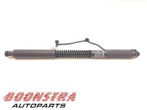 Gebruikte Sluithulpmotor portier rechts-achter Tesla Model X 100D Prijs € 74,95 Margeregeling aangeboden door Boonstra Autoparts