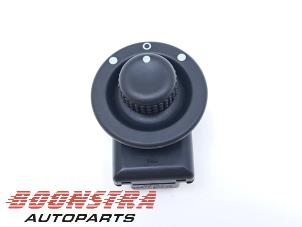 Gebruikte Schakelaar Spiegel Renault Clio IV (5R) 0.9 Energy TCE 90 12V Prijs € 24,95 Margeregeling aangeboden door Boonstra Autoparts