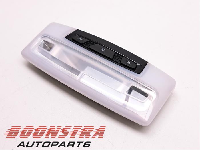 Binnenverlichting achter van een BMW 2 serie (F22) 218i 1.5 TwinPower Turbo 12V 2015