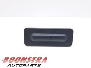 Gebruikte Handgreep Achterklep Peugeot 208 II (UB/UH/UP) 1.2 Vti 12V PureTech 100 Prijs € 24,95 Margeregeling aangeboden door Boonstra Autoparts