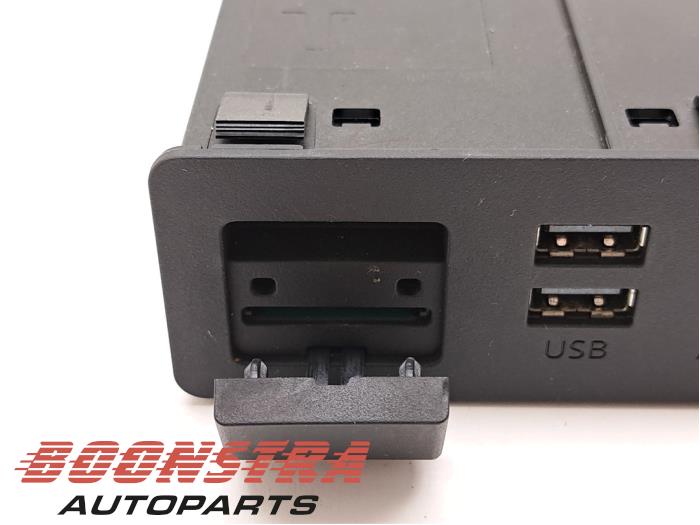 AUX/USB aansluiting van een Mazda MX-5 (ND) 1.5 Skyactiv G-131 16V 2016