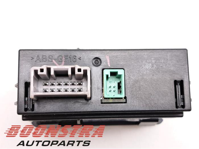 AUX/USB aansluiting van een Mazda MX-5 (ND) 1.5 Skyactiv G-131 16V 2016