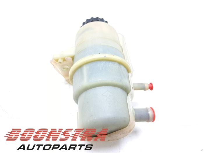 Gebruikte Servo Oliereservoir Fiat Freemont 2.0 MultiJet 170 16V Prijs € 29,95 Margeregeling aangeboden door Boonstra Autoparts
