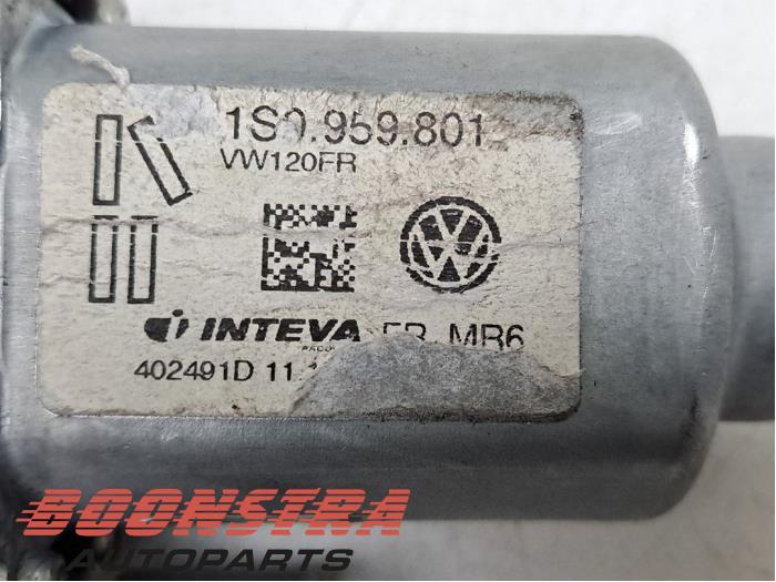 Motor electrisch raam van een Volkswagen Up! (121) 1.0 12V 60 2020